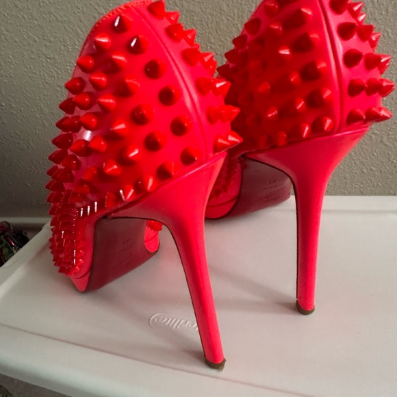 Christian Louboutin - Picture 8 of 8